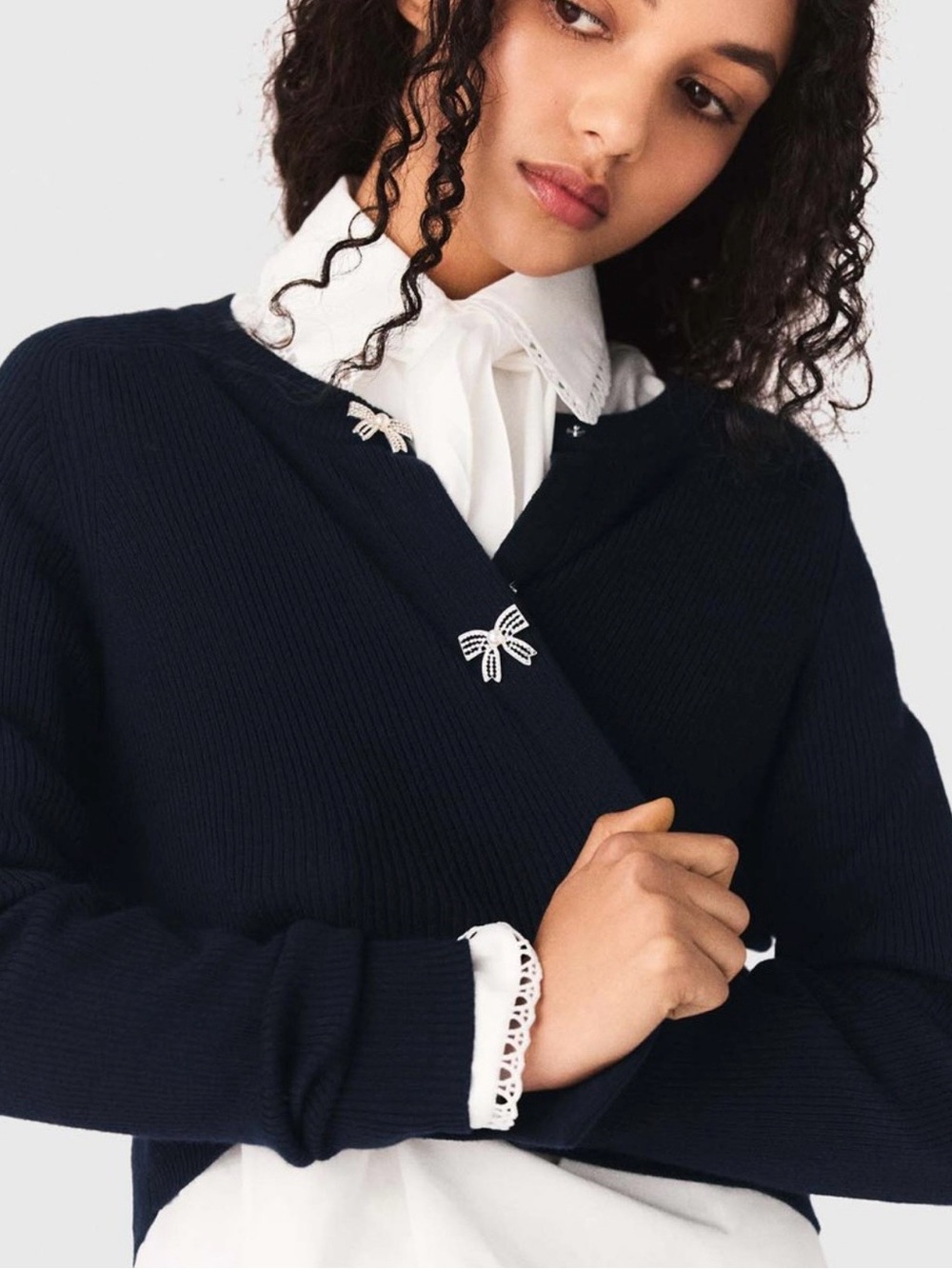 MajeClassic Navy V-Neck Women's Sweater with Decorative Brooches